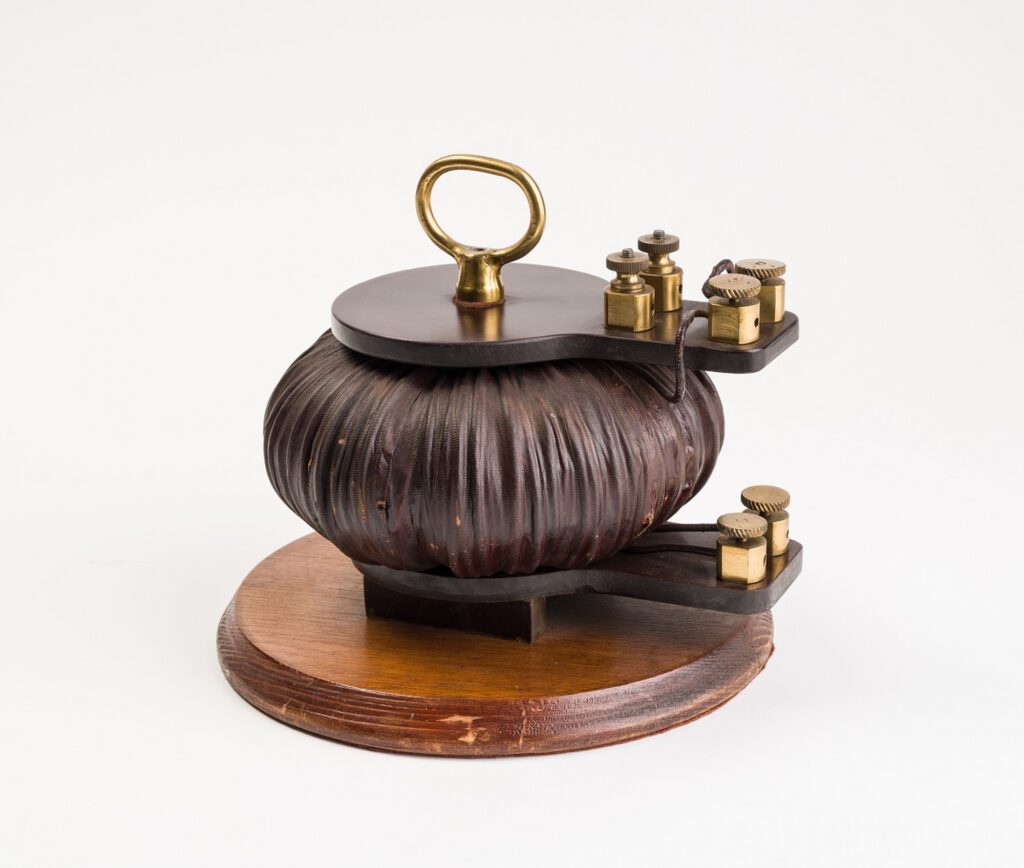 Bláthy Ottó Titusz, Déri Miksa és Zipernowsky Károly szabadalmaztatják a zárt vasmagú transzformátort