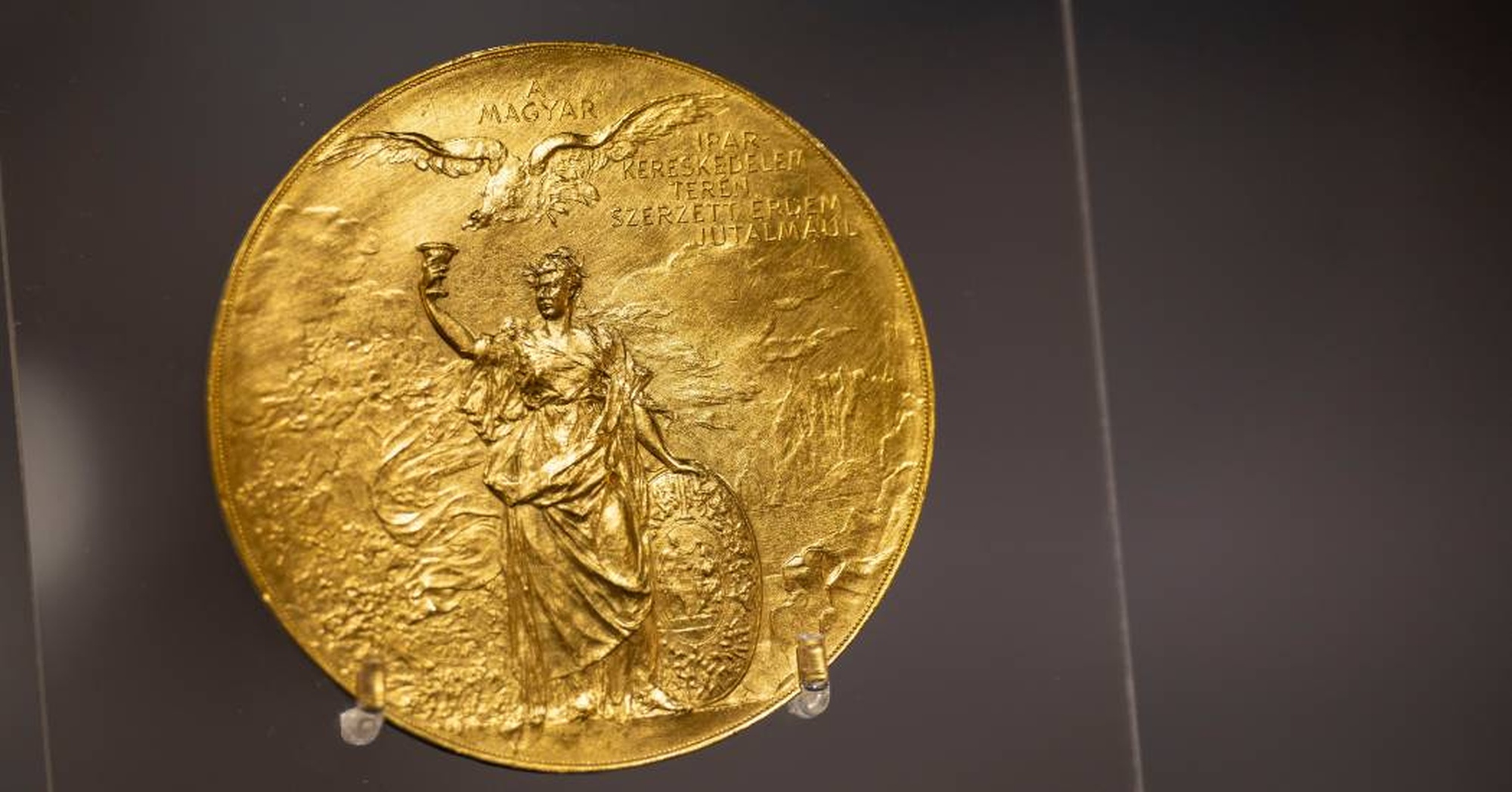 Az Akadémia Wahrmann Mór adományából díjat alapít az ipar és a kereskedelem kiválóságainak