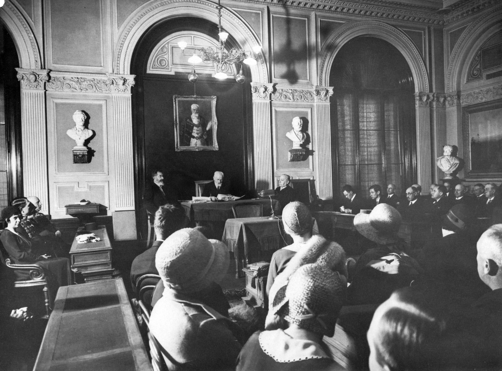 Klebelsberg Kuno akadémikus, közoktatásügyi miniszter javaslatára megszületik az Akadémia rendszeres állami támogatásáról szóló törvény