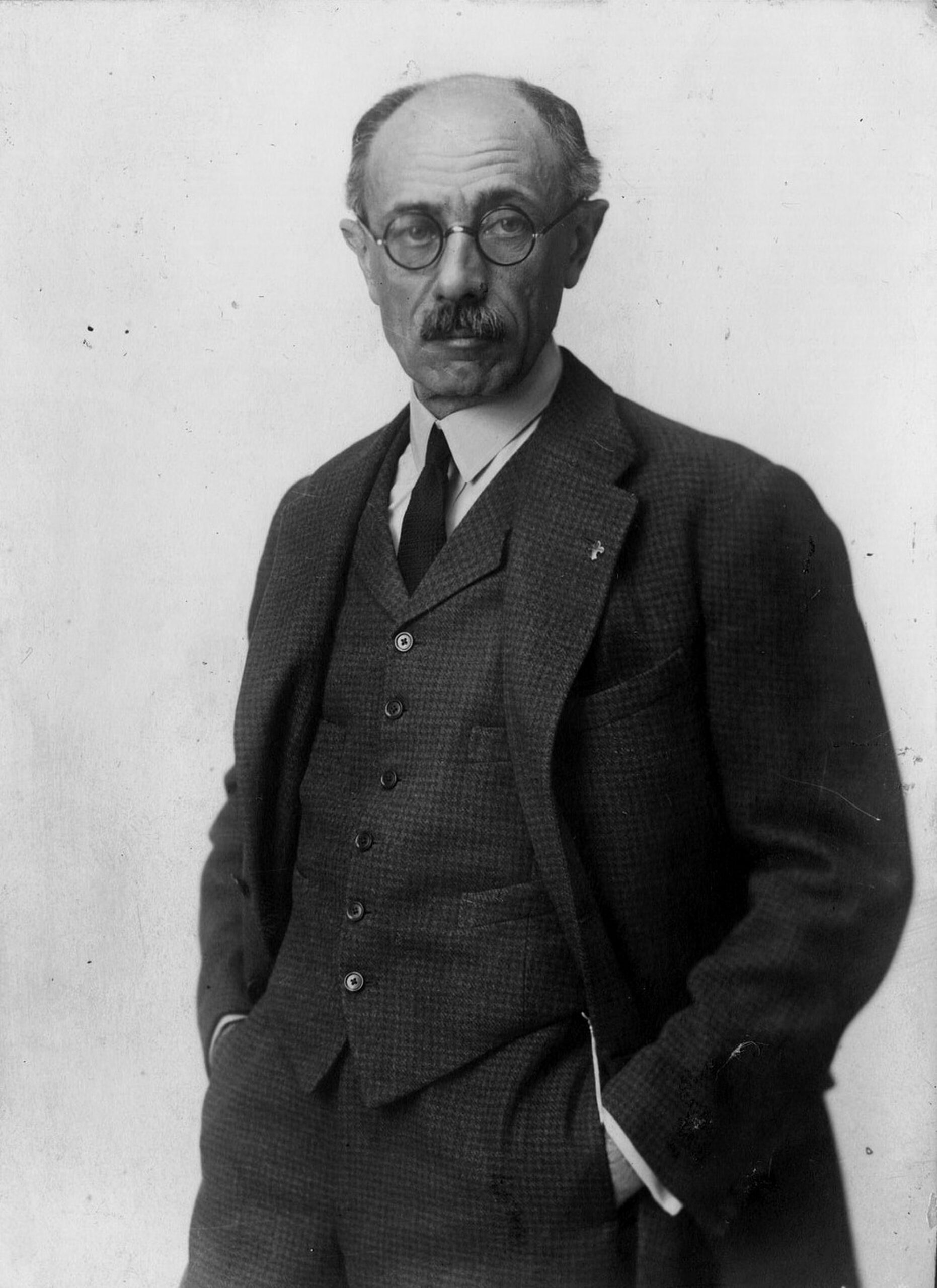 Megalakul a Teleki Pál Tudományos Intézet, több későbbi akadémiai kutatóintézet jogelődje