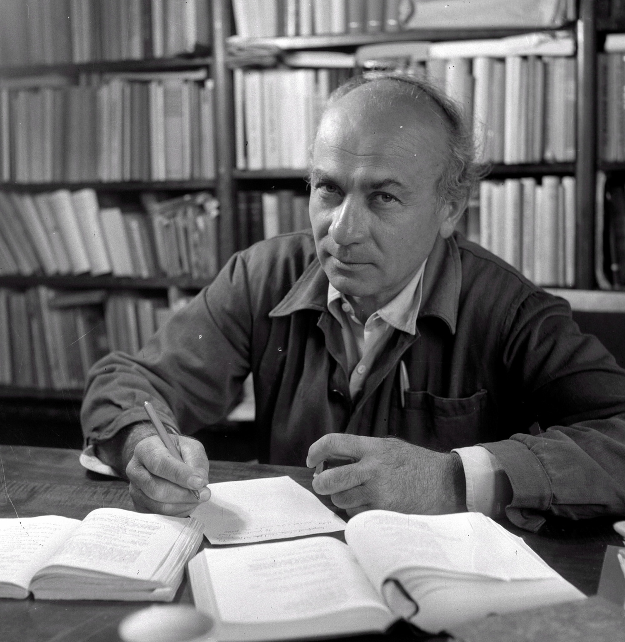 „hol zsarnokság van, / mindenki szem a láncban” – Illyés Gyula megírja „Egy mondat a zsarnokságról” című versét