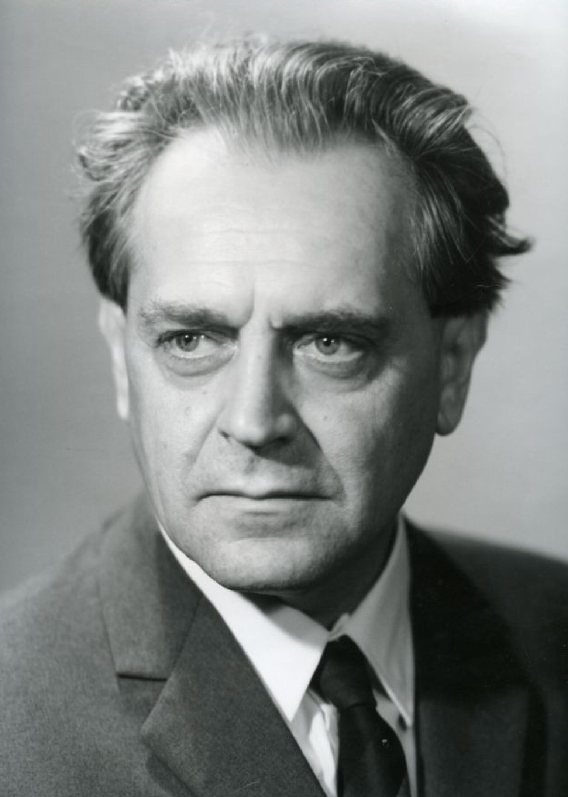 Megjelenik Szabó Árpád fő műve a görög matematika kibontakozásáról