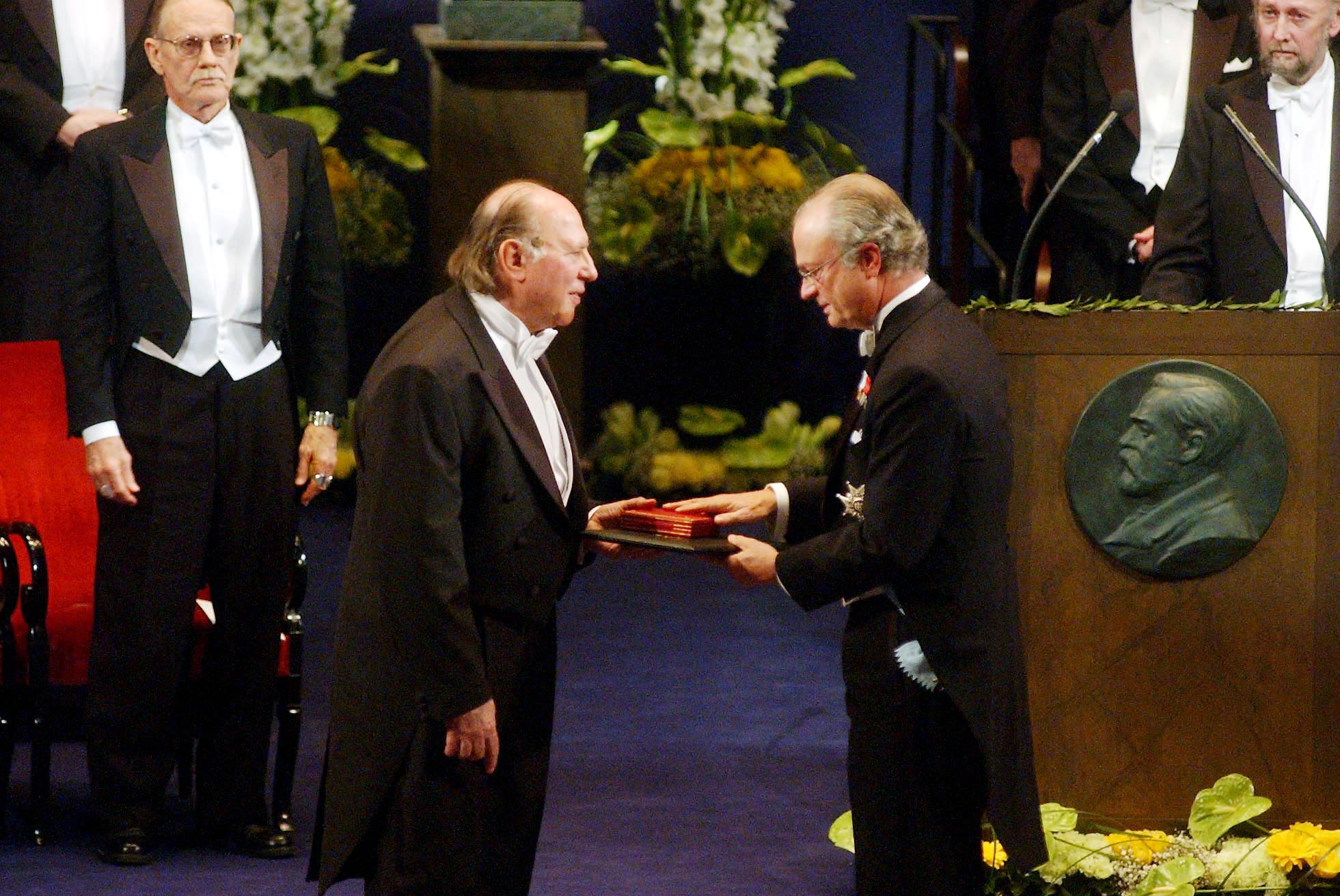 Kertész Imre irodalmi Nobel-díjat kap
